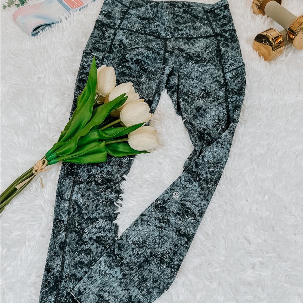 Fast and free size 8 lululemon